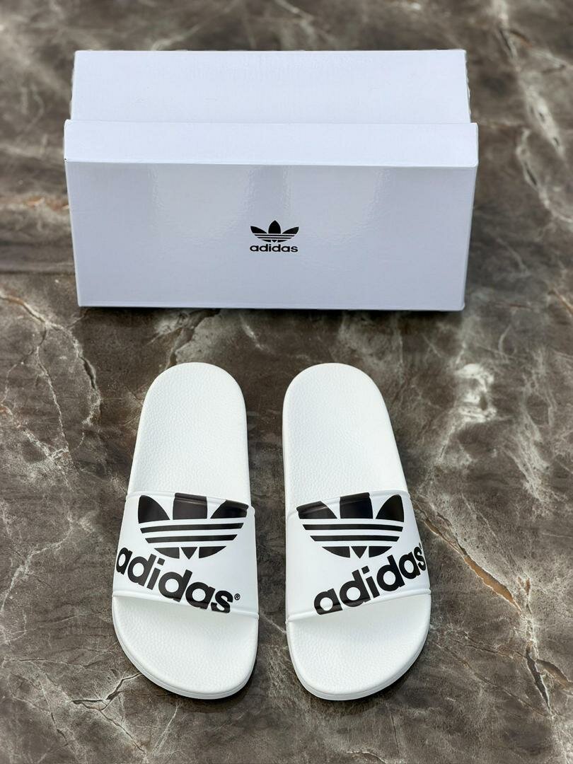 Claquettes Adidas blanches homme
