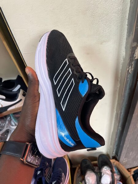 Chaussures de sport Adidas noires