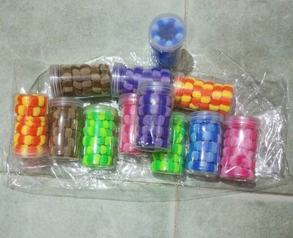 3 pots de bonbons colorés