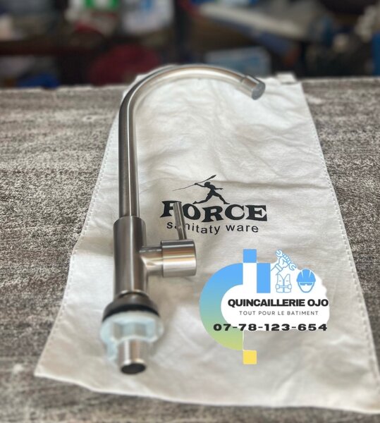 Robinet à bec sur évier