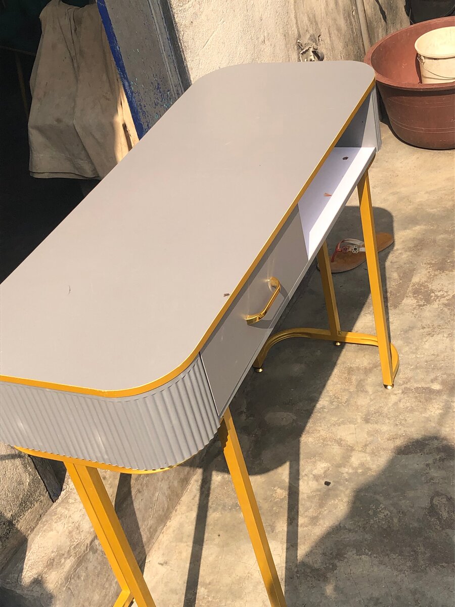 Bureau moderne gris et jaune