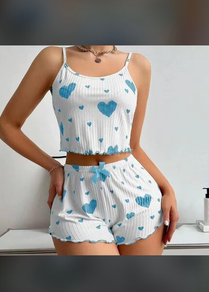 Tenue de nuit à bretelles cœur