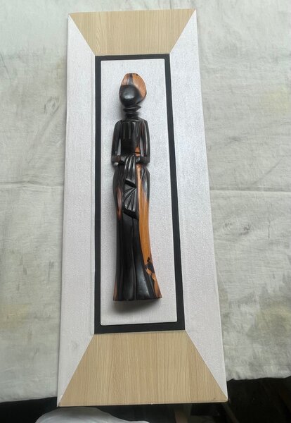 Tableau avec personnages femmes