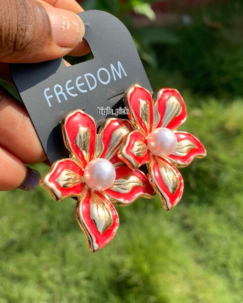 Red flower shaped earring