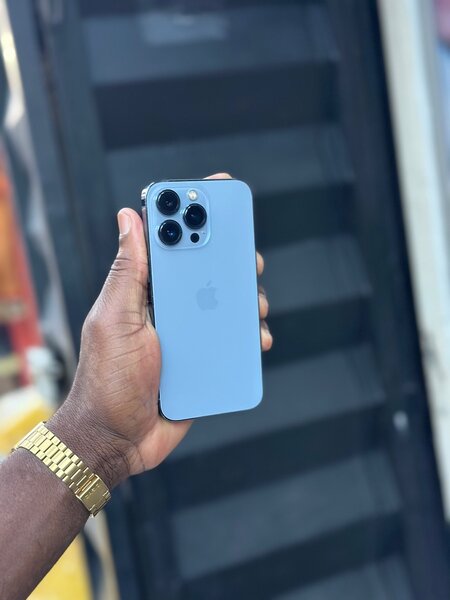 iPhone 13 Pro 128Go juste écran remplacer à part ça tout es