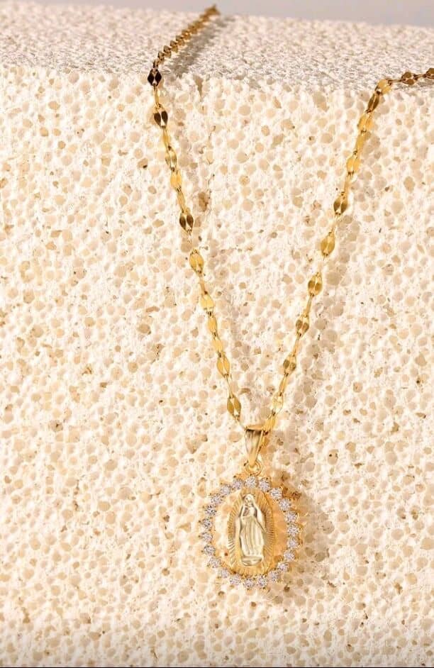 Collier pendentif vierge doré