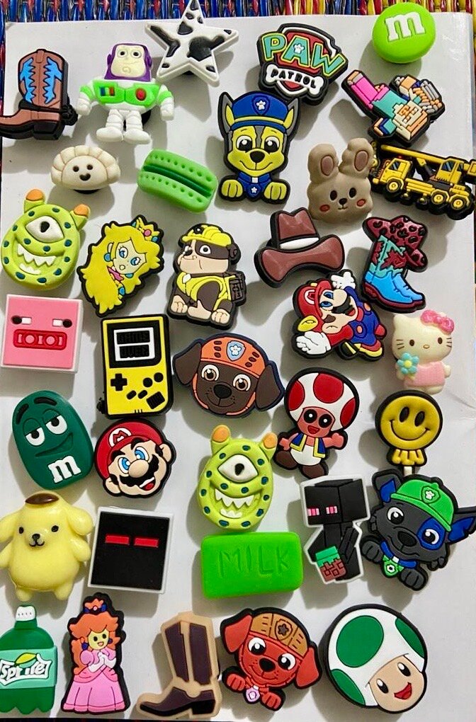 Pins amusants en plastique