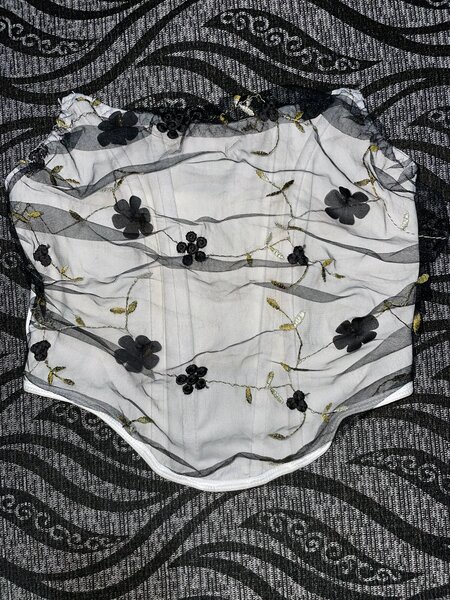 Top sans manches brodé chic