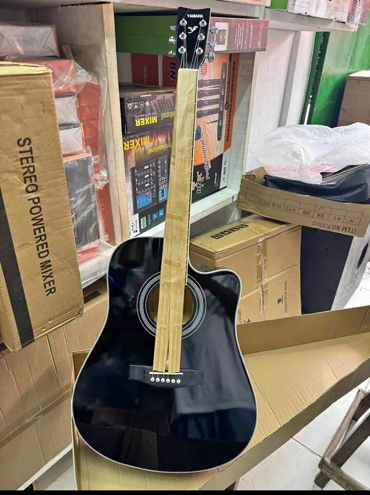 Guitare acoustique noire élégante
