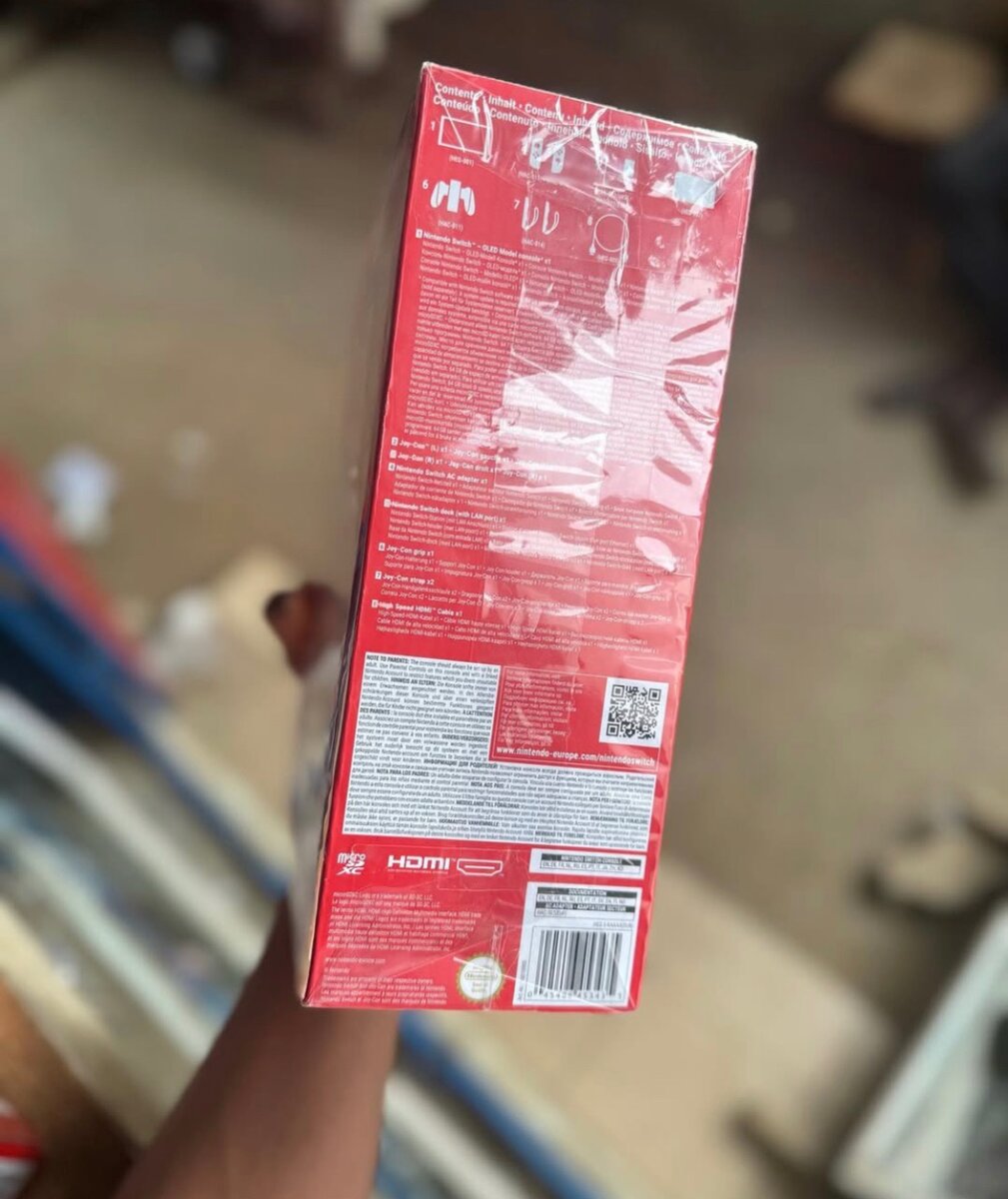 Nintendo Switch OLED Neuve avec Accessoires en promo
