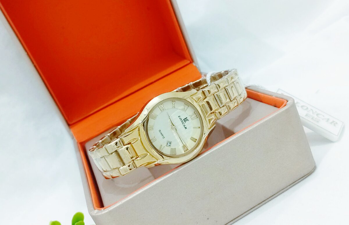 Montre bracelet doré élégante