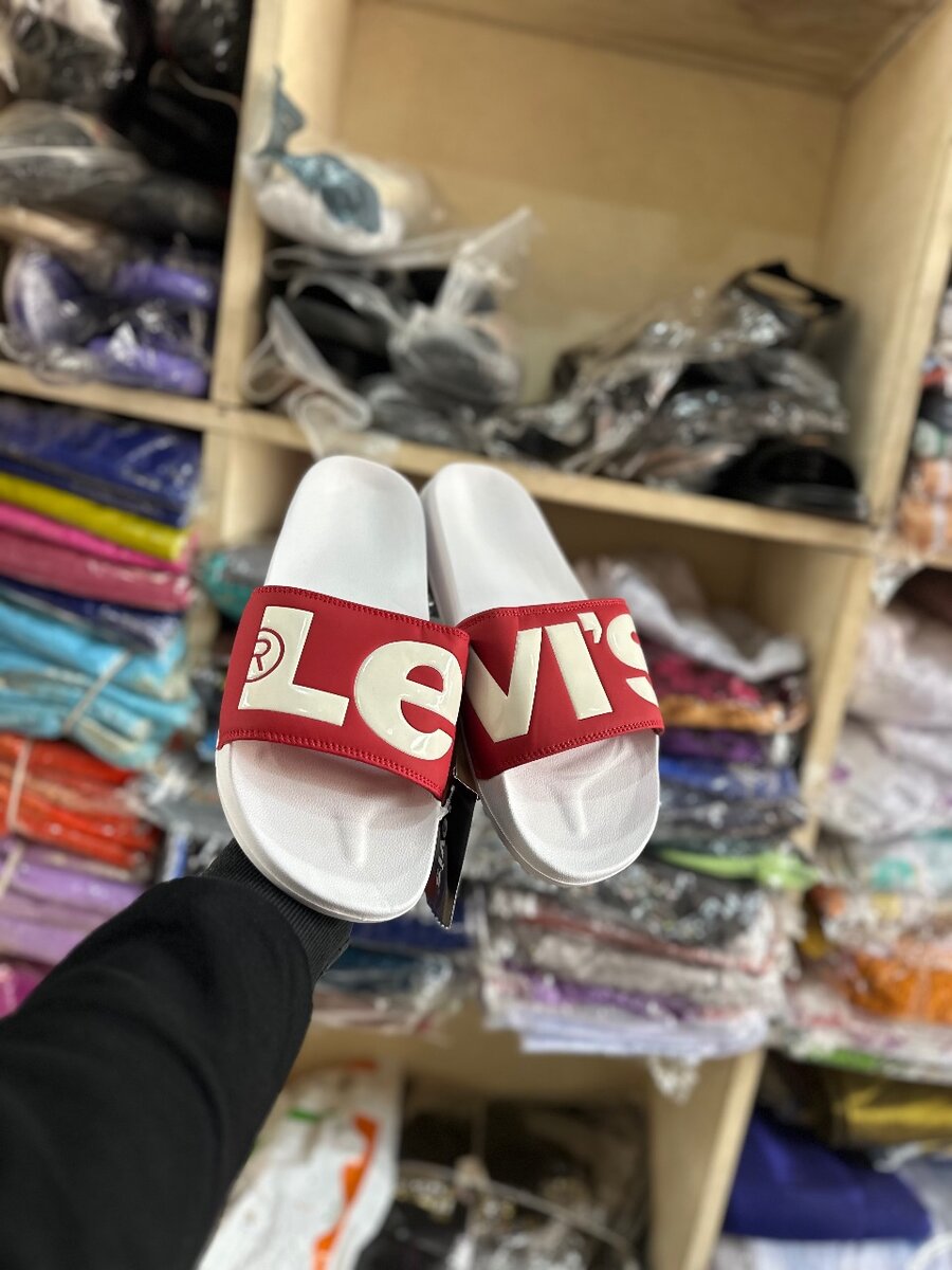 Claquettes Levi's blanches