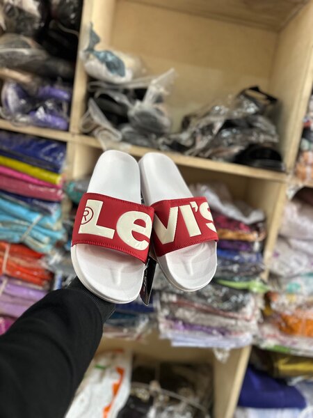 Claquettes Levi's blanches