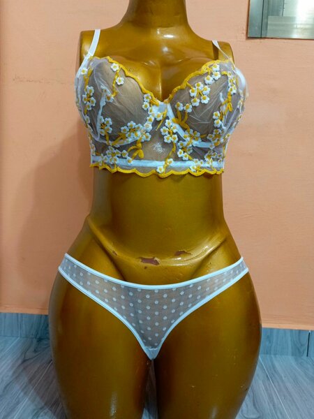 Ensemble lingerie fleurie élégante