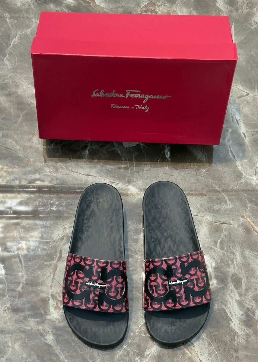 Claquettes de marque tendance