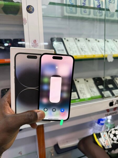 iPhone 14 Pro 128go juste fine fissure minuscule en bas