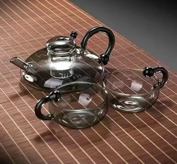 Théière en verre avec tasses