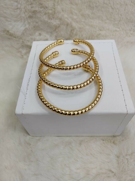 Bracelets dorés élégants