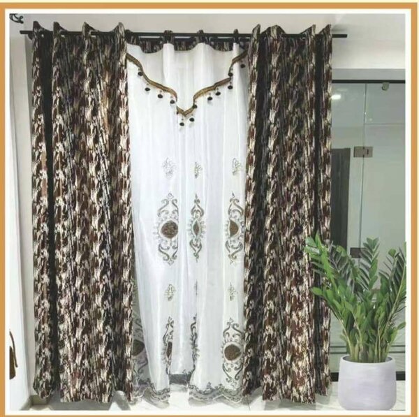 Rideaux modernes avec motifs et broderies