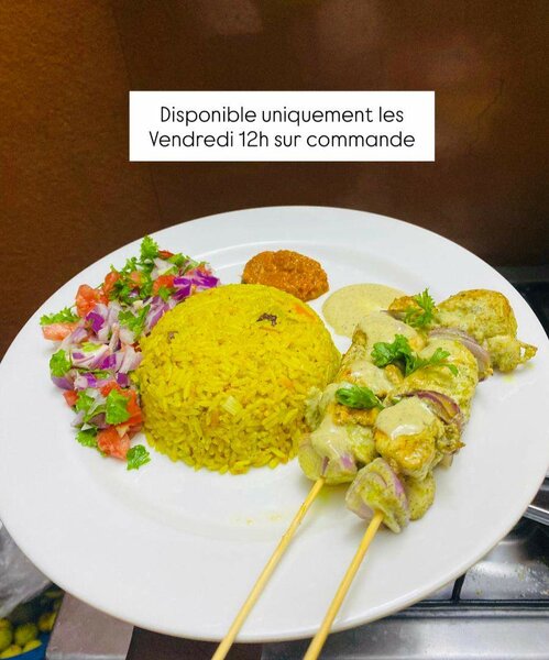 Riz curry, brochette de poulet