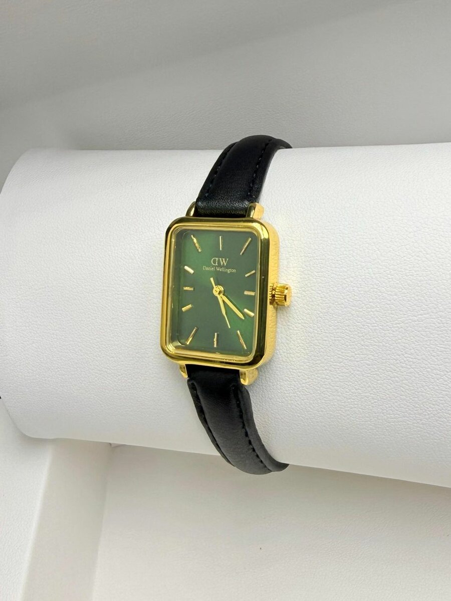 Montre élégante dorée