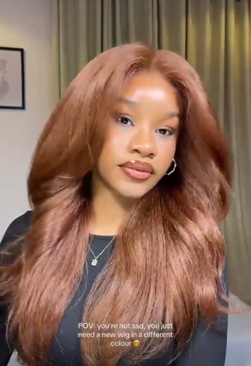 Perruque volumineuse auburn