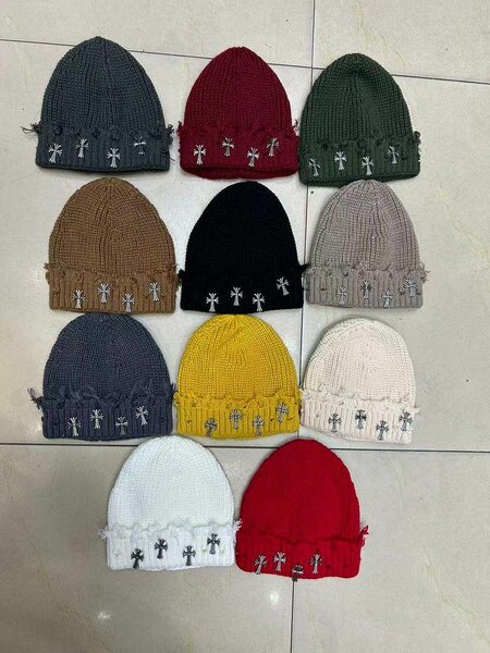 Bonnets en tricot avec pin's
