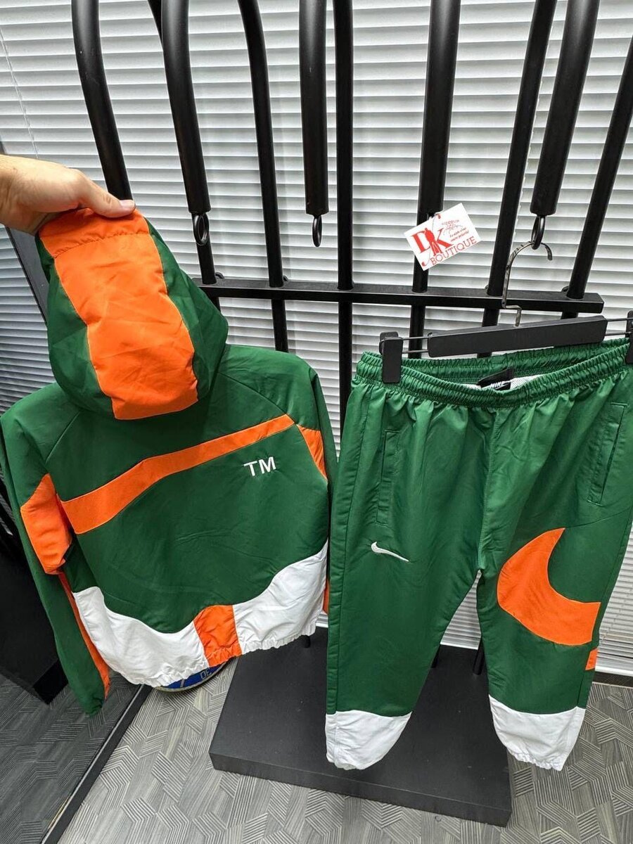 Ensemble de sport vert et orange