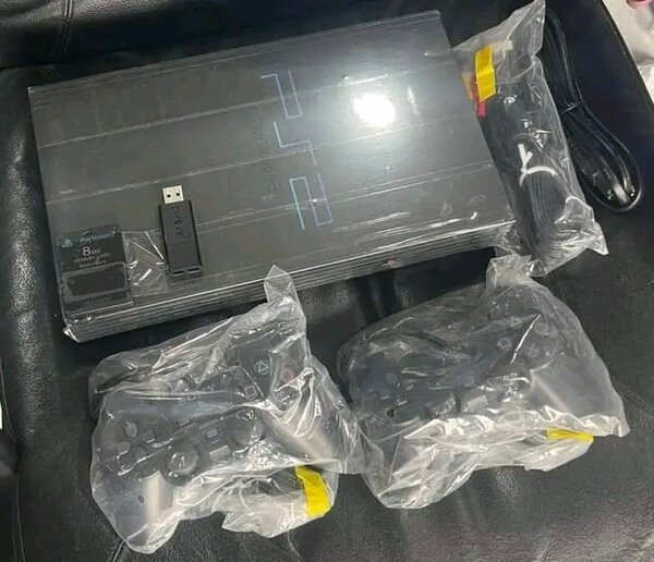 Console de jeu avec accessoires