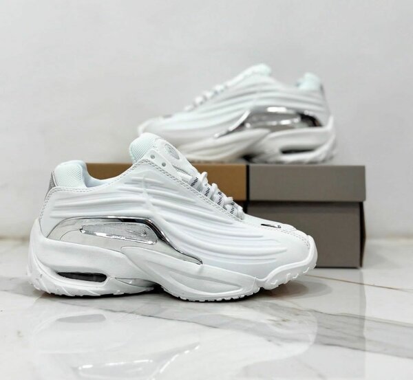 Baskets blanches futuristes