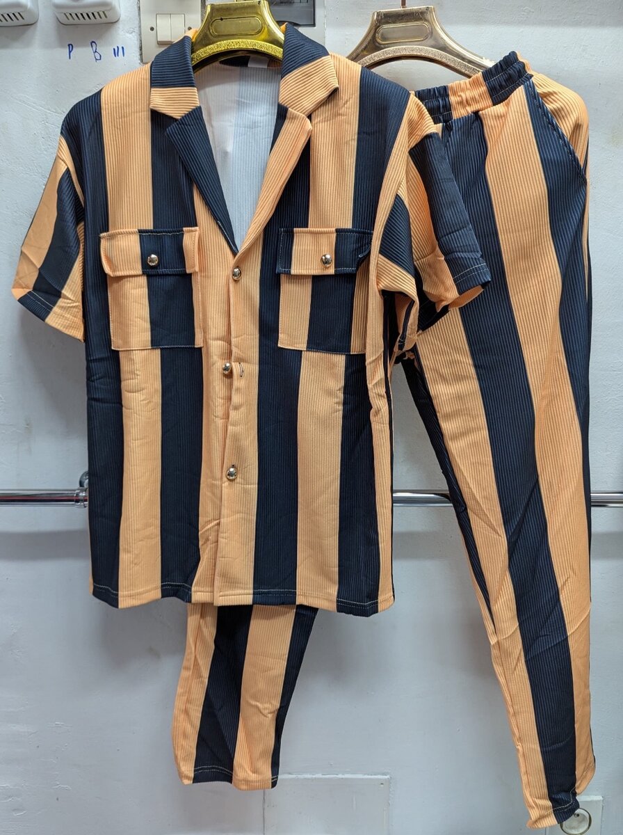 Costume rayé homme moderne