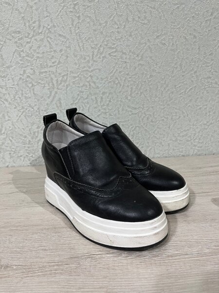 Черная обувь на платформе
