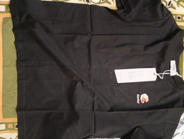 T-shirt noire avec imprimé