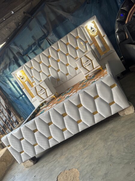 Lit capitonné en cuir moderne