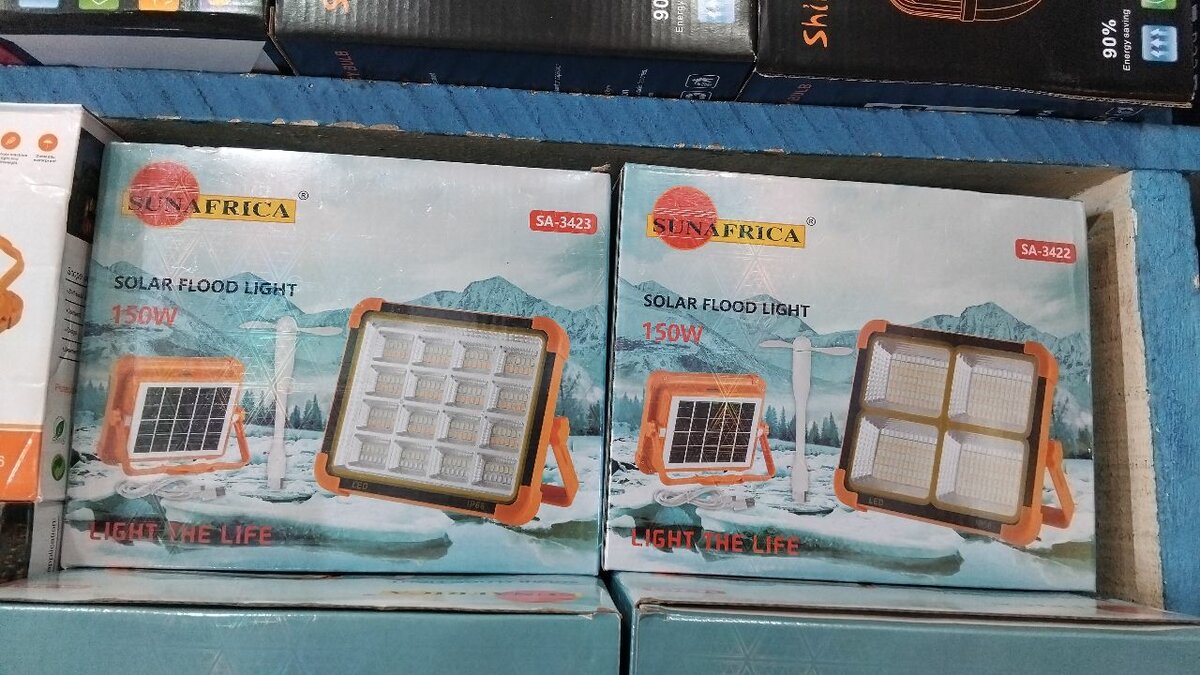 Projecteur solaire 150w combiné avec son panneau