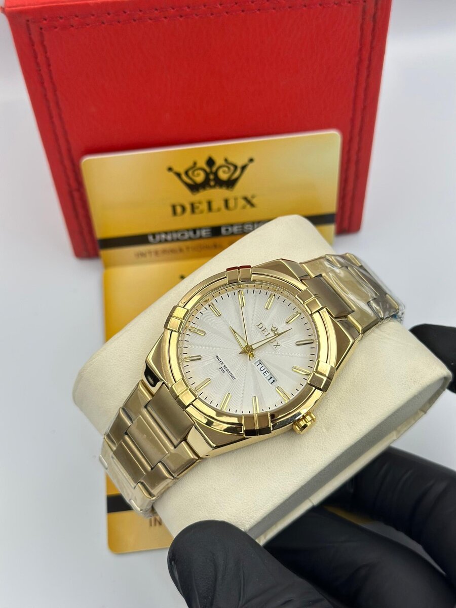 Montre dorée élégante