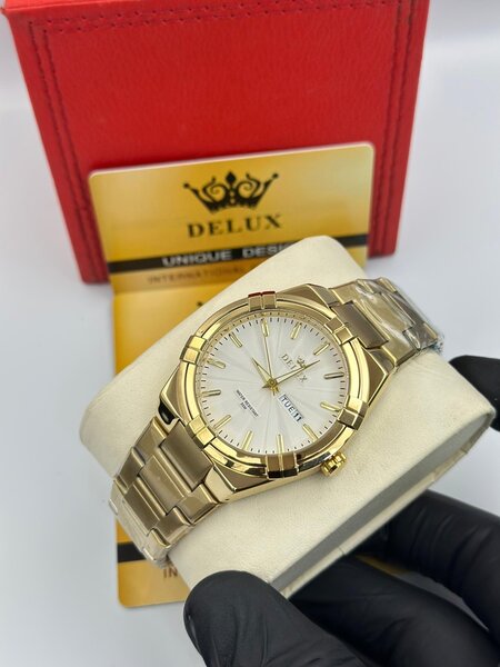 Montre dorée élégante