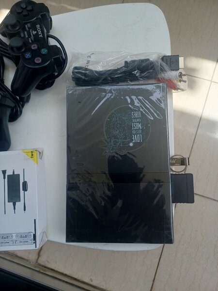 Ps2 slim + 2manettes 27 jeux