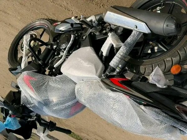 Moto sportive neuve emballée