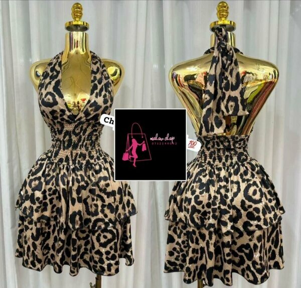 Robe courte léopard dos nu