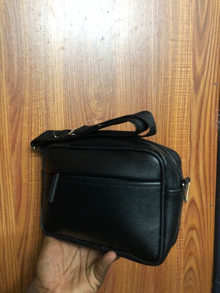 Sac bandoulière en cuir noir