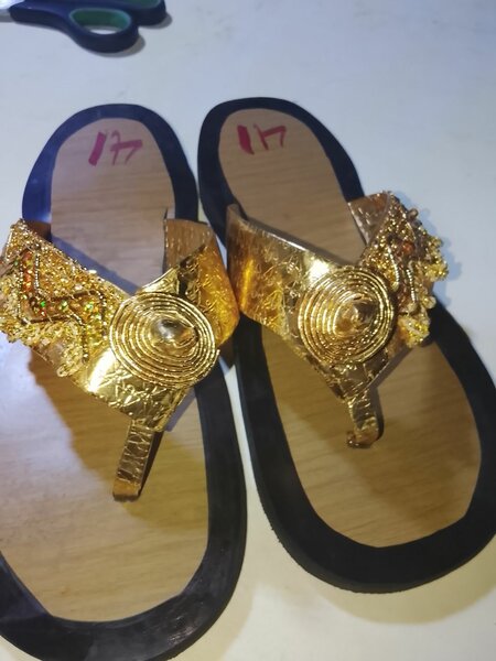 Sandales dorées élégantes