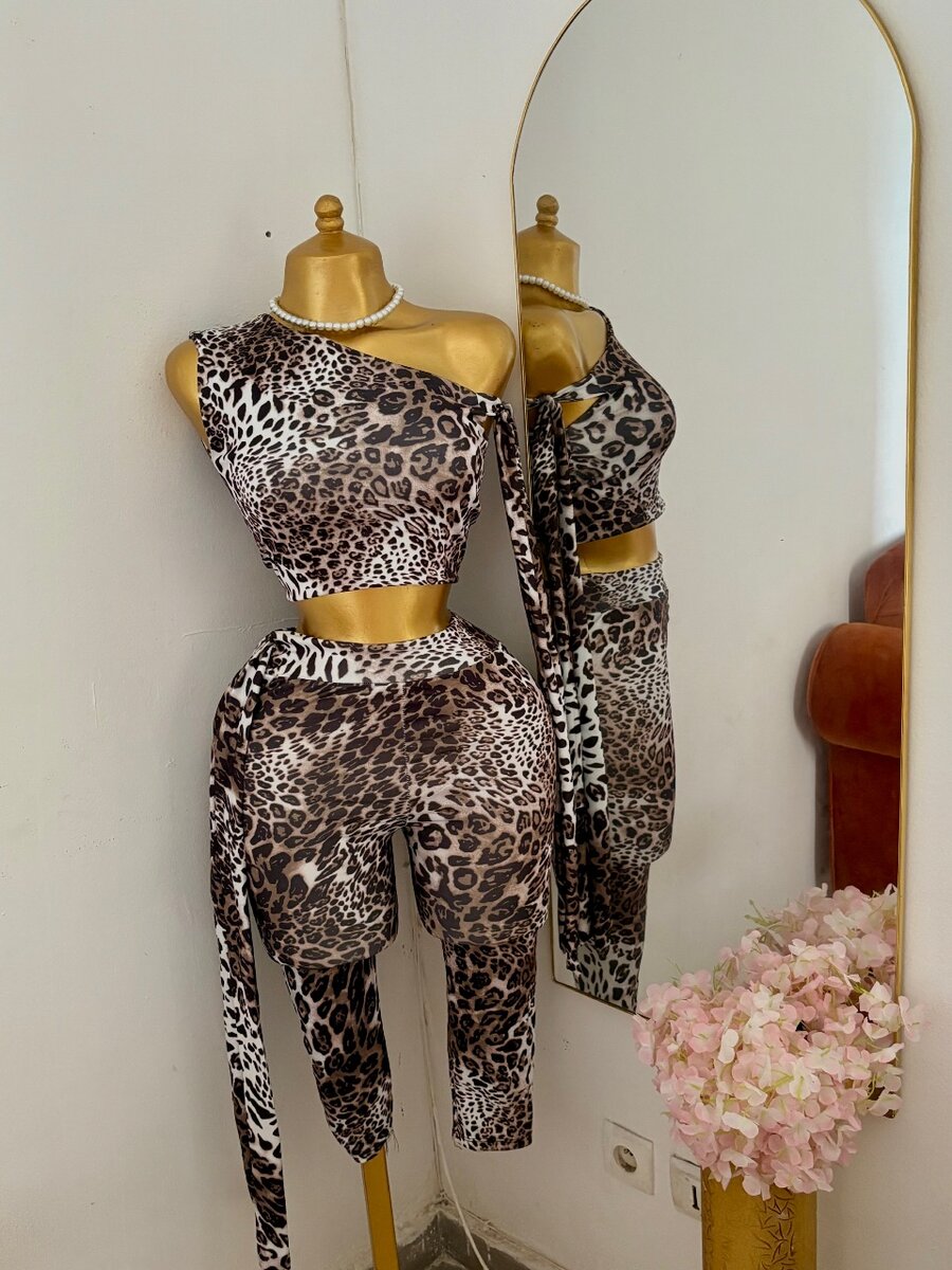 Tenue léopard asymétrique