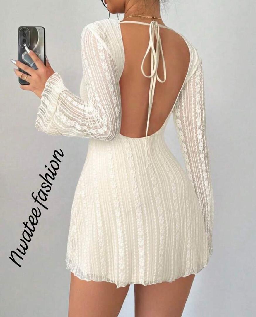 Robe blanche élégante dos nu