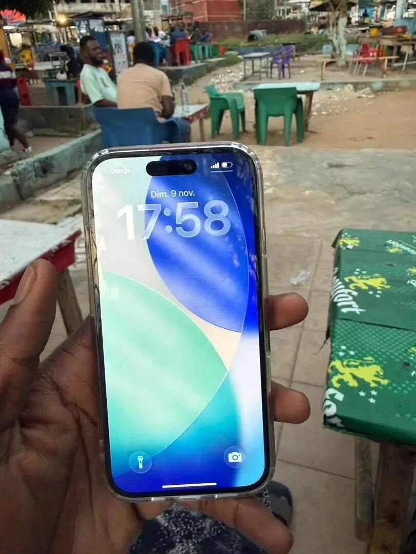 iPhone 16 rose élégant