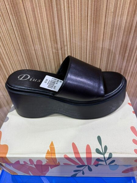 Sandales compensées élégantes