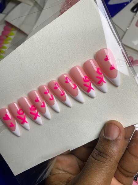 Faux ongles rose et blanc motif coeur