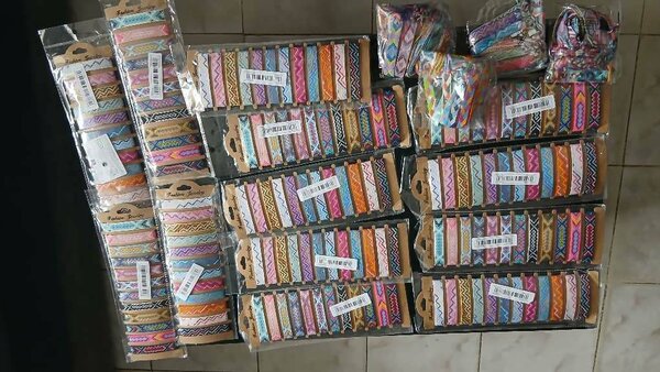 Bracelets tissés colorés 10