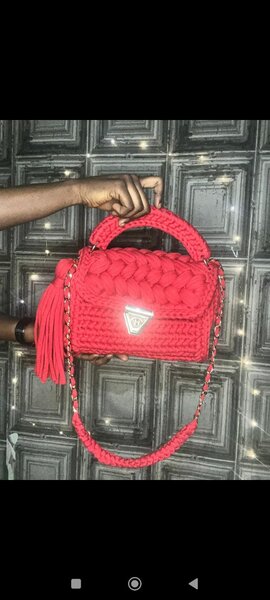 Sac à main tricoté rouge élégant