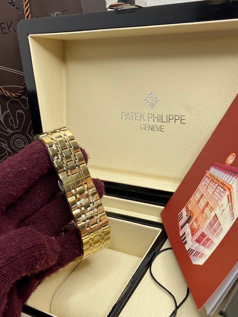 Elegant Patek Philippe Nautilus Watch